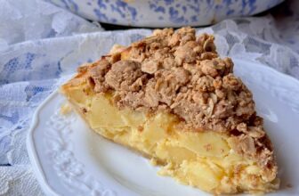 APPLE PIE WITH PEANUT BUTTER CRUMBLE