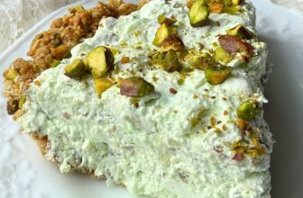 OLD FASHIONED PISTACHIO PIE (Watergate Pie)